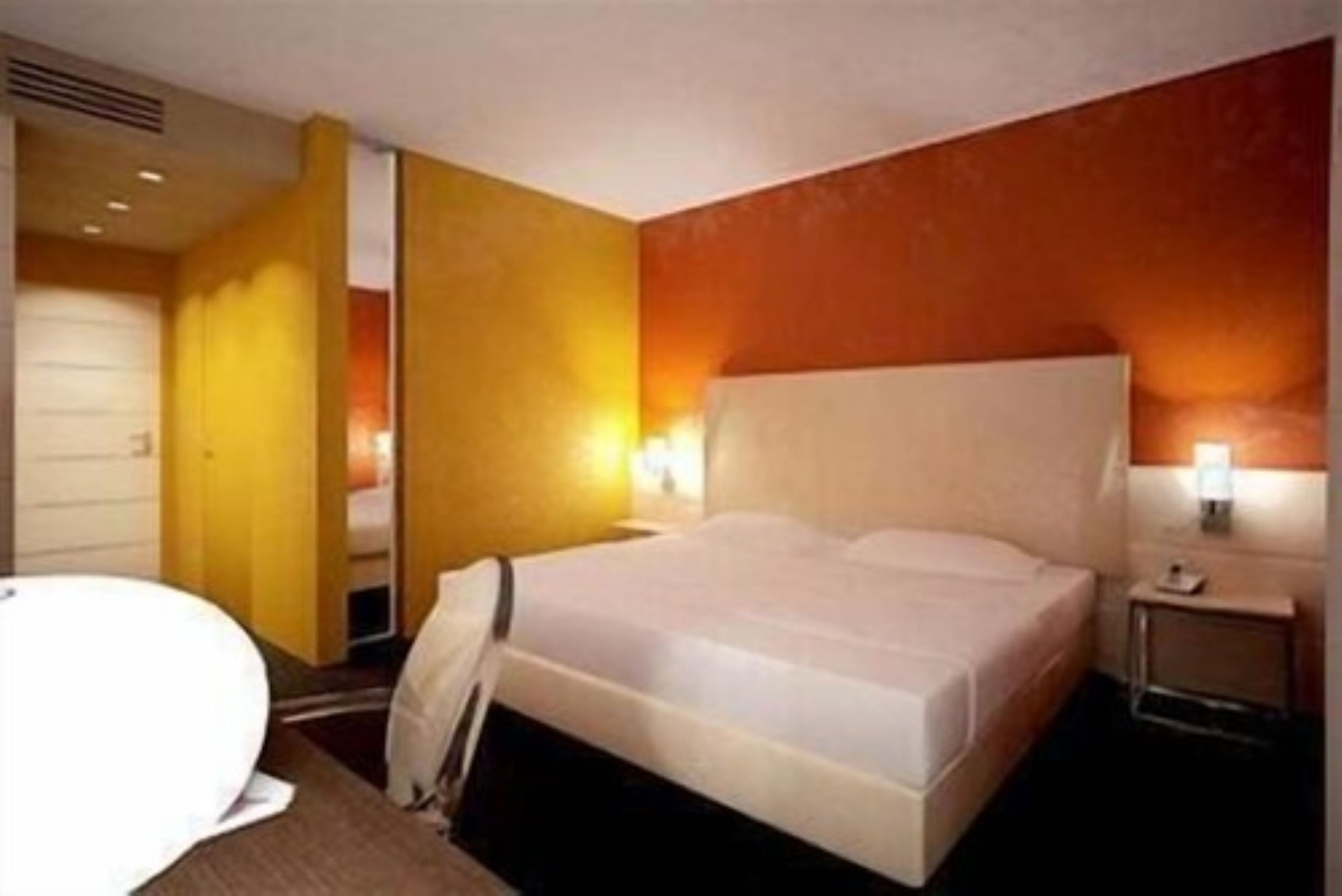 Superior tweepersoonskamer, 1 queensize bed | Donsdekens, een minibar, een kluis op de kamer, geluiddichte muren