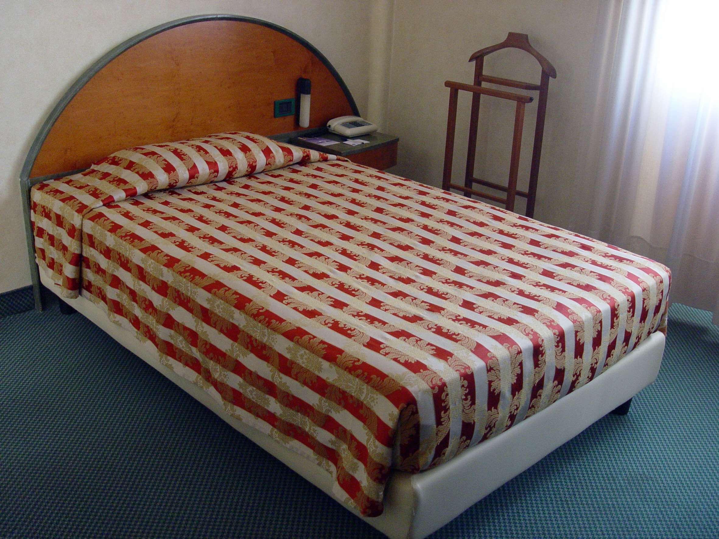 Economy eenpersoonskamer | Donsdekens, een minibar, een kluis op de kamer, geluiddichte muren