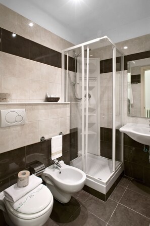 Shower, free toiletries, hair dryer, towels - Hotel Cortese (Sanremo)