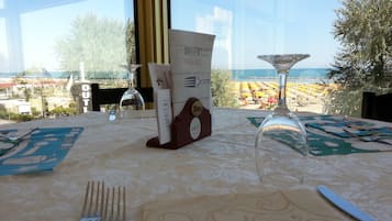 Se sirven comidas, cenas y cocina mediterránea