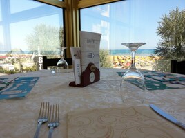 Se sirven almuerzos y cenas, cocina mediterránea