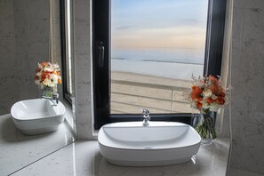 Deluxe Double or Twin Room | Bathroom | Shower, free toiletries, hair dryer, bathrobes