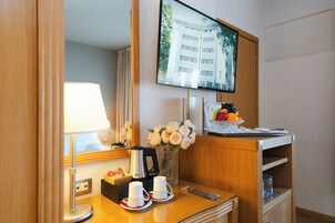 Minibar, caja de seguridad en la habitación y escritorio