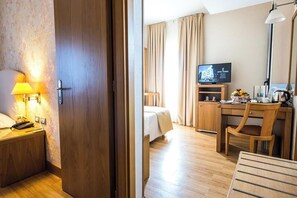 Family Room | Minibar, in-room safe, desk, blackout curtains