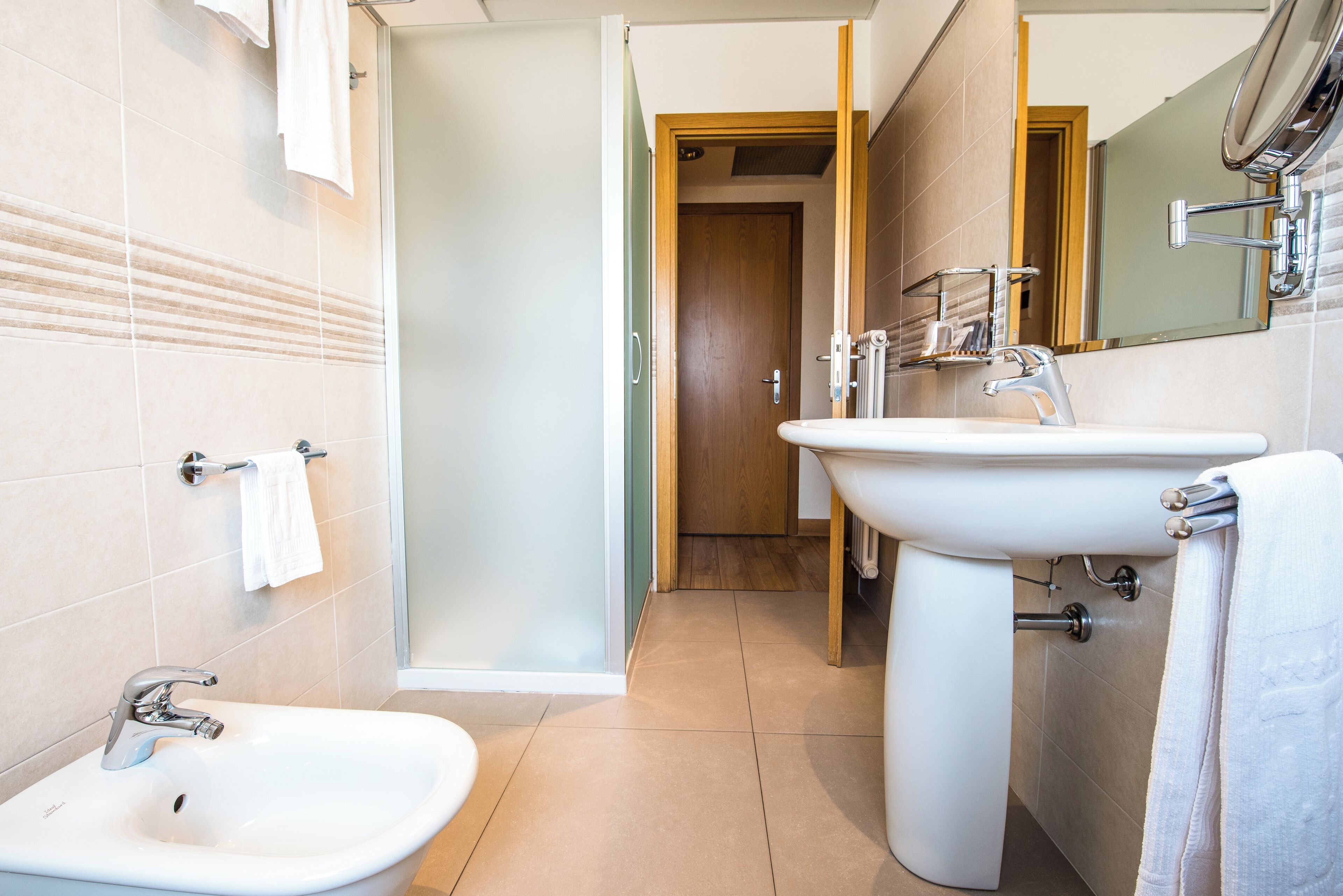 family room | bathroom | combined shower/bathtub, free toiletries, hair dryer, bathrobes