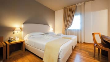 Minibar, caja fuerte, escritorio y cortinas opacas