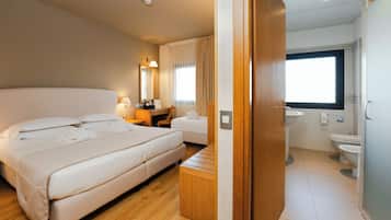 ダブルまたはツインルーム (extra bed) | ミニバー、セーフティボックス (室内)、デスク、遮光カーテン
