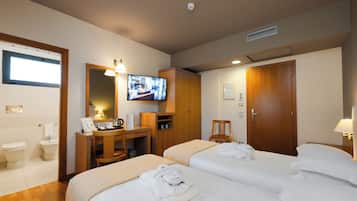 Kahden hengen huone (yksi tai kaksi sänkyä) (extra bed) | Minibaari, tallelokero huoneessa, työpöytä, pimennysverhot