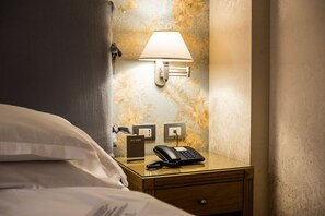Minibar, Zimmersafe, Schreibtisch, Verdunkelungsvorhänge