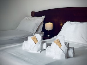 Minibar, in-room safe, desk, laptop workspace - Hotel Hermitage (Poggio a Caiano)