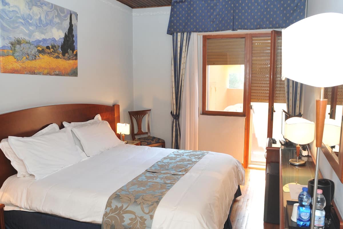 comfort single room | 1 bedroom, minibar, in-room safe, desk