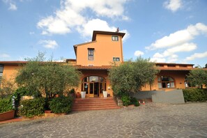 Vista frontal de la propiedad