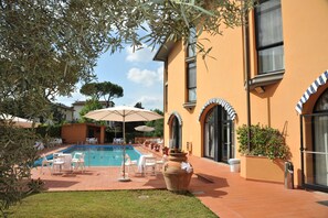 Seasonal outdoor pool, open 9:00 AM to 8:00 PM, pool umbrellas - Hotel Hermitage (Poggio a Caiano)