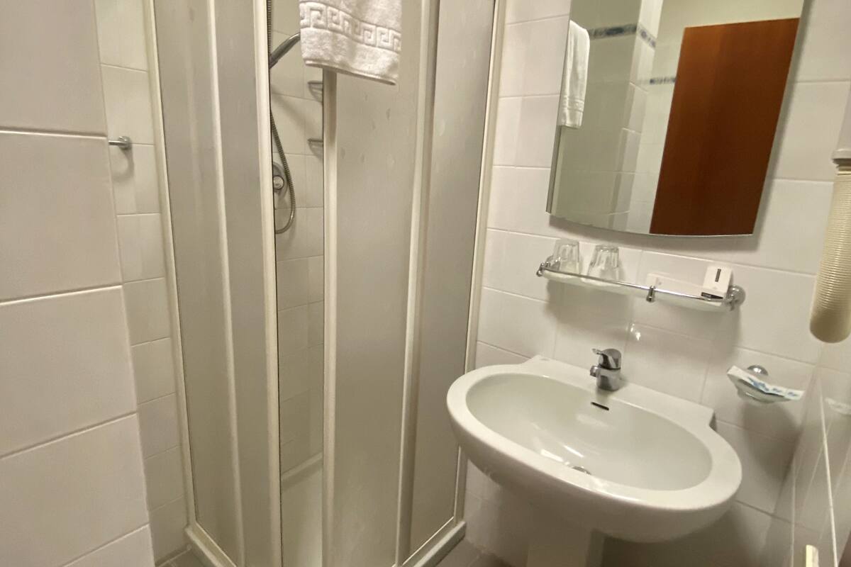 comfort single room | bathroom | free toiletries, hair dryer, bidet, towels