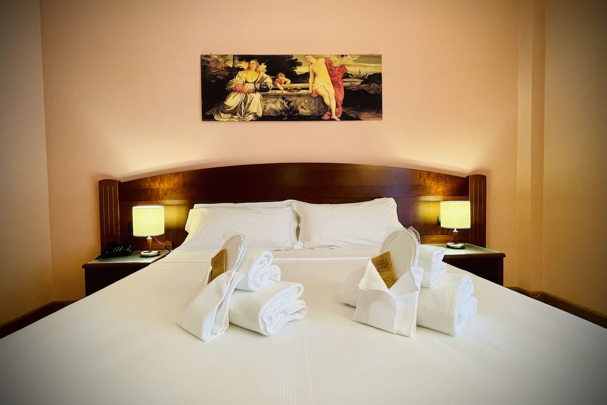 superior studio suite | 1 bedroom, minibar, in-room safe, desk