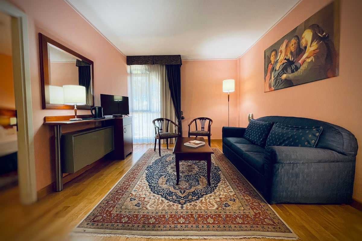 superior studio suite | 1 bedroom, minibar, in-room safe, desk