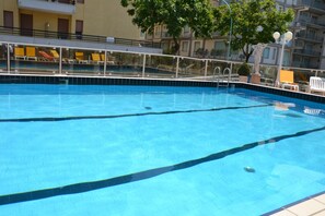 Piscine extérieure, chaises longues