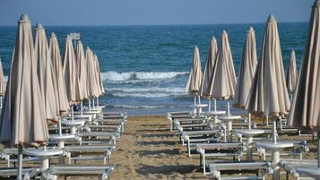 Una spiaggia nelle vicinanze