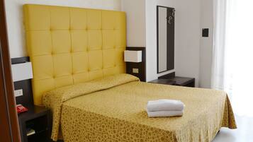 Caja de seguridad en la habitación y escritorio