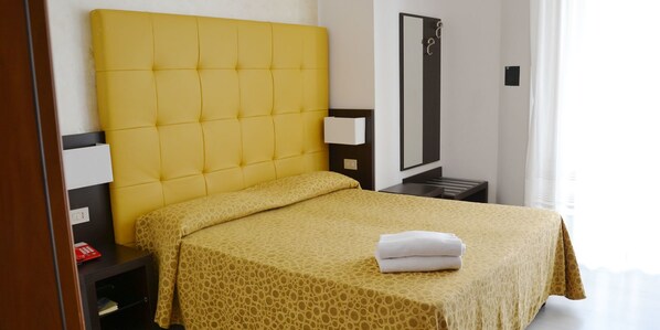 Coffres-forts dans les chambres, bureau, fer et planche à repasser