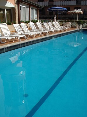 Outdoor pool, sun loungers - Hotel Stockholm (Jesolo)