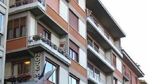 Um hotel com vários andares e varandas em cada andar.