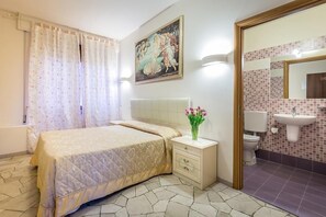 Hypoallergeen beddengoed, een minibar, een kluis op de kamer, een bureau