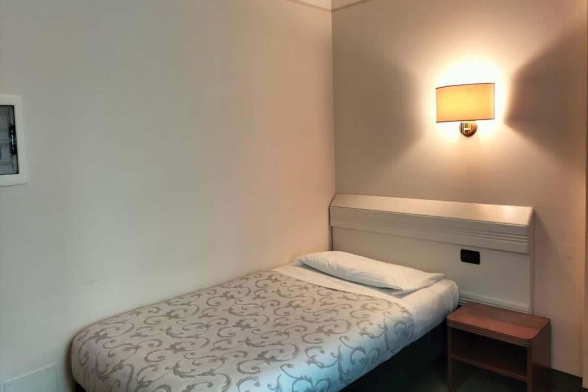 Single Room | Hypo-allergenic bedding, minibar, in-room safe, desk