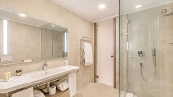 Deluxe-Doppelzimmer | Badezimmer | Kostenlose Toilettenartikel, Handtücher