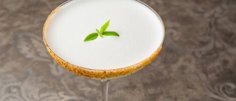 Una margarita con borde de sal y una ramita de menta.
