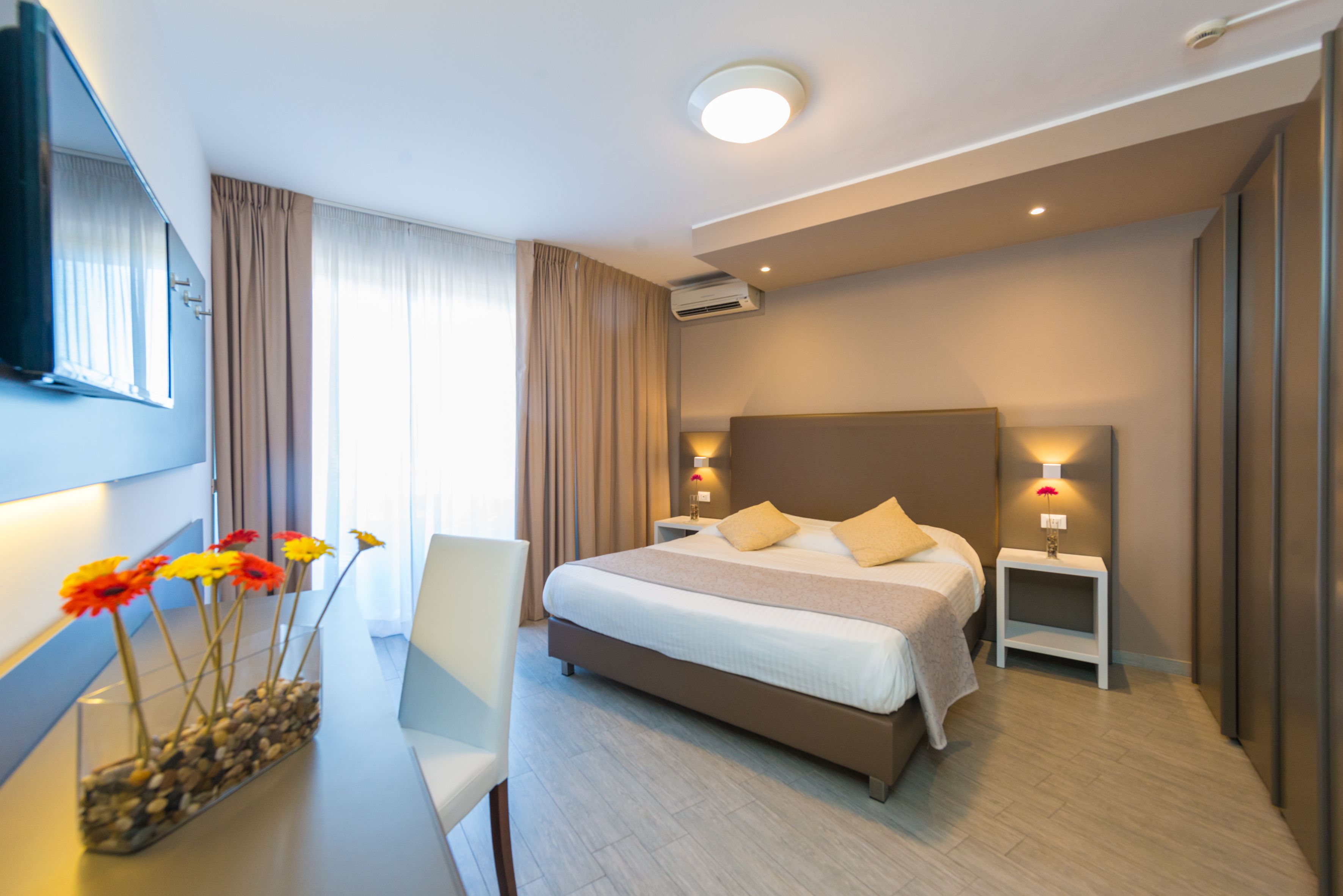 superior double room, balcony, city view (city view) | minibar, in-room safe, desk, soundproofing