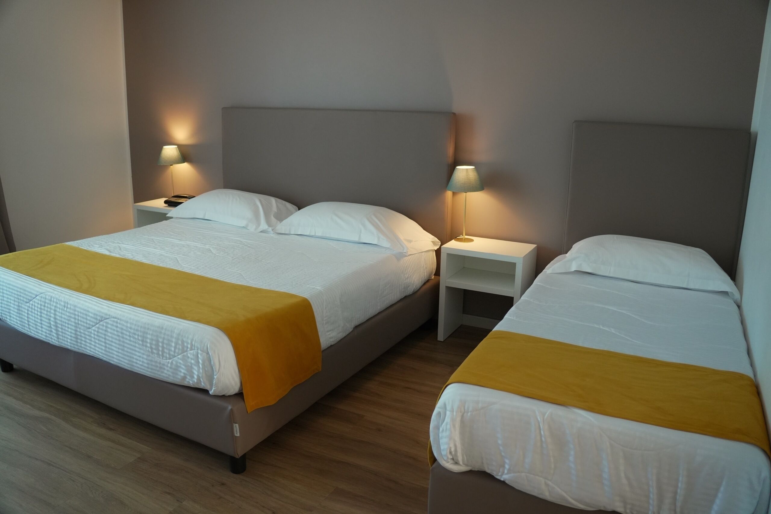 Superior trippelrum - balkong - utsikt mot staden | Minibar, värdeförvaringsskåp på rummet, skrivbord och ljudisolering