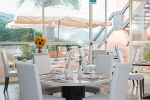 Café da manhã com buffet grátis todos os dias