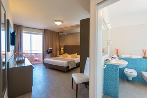 Habitación doble superior, balcón, vistas a la ciudad (city view) | 1 dormitorio, minibar, caja fuerte y escritorio