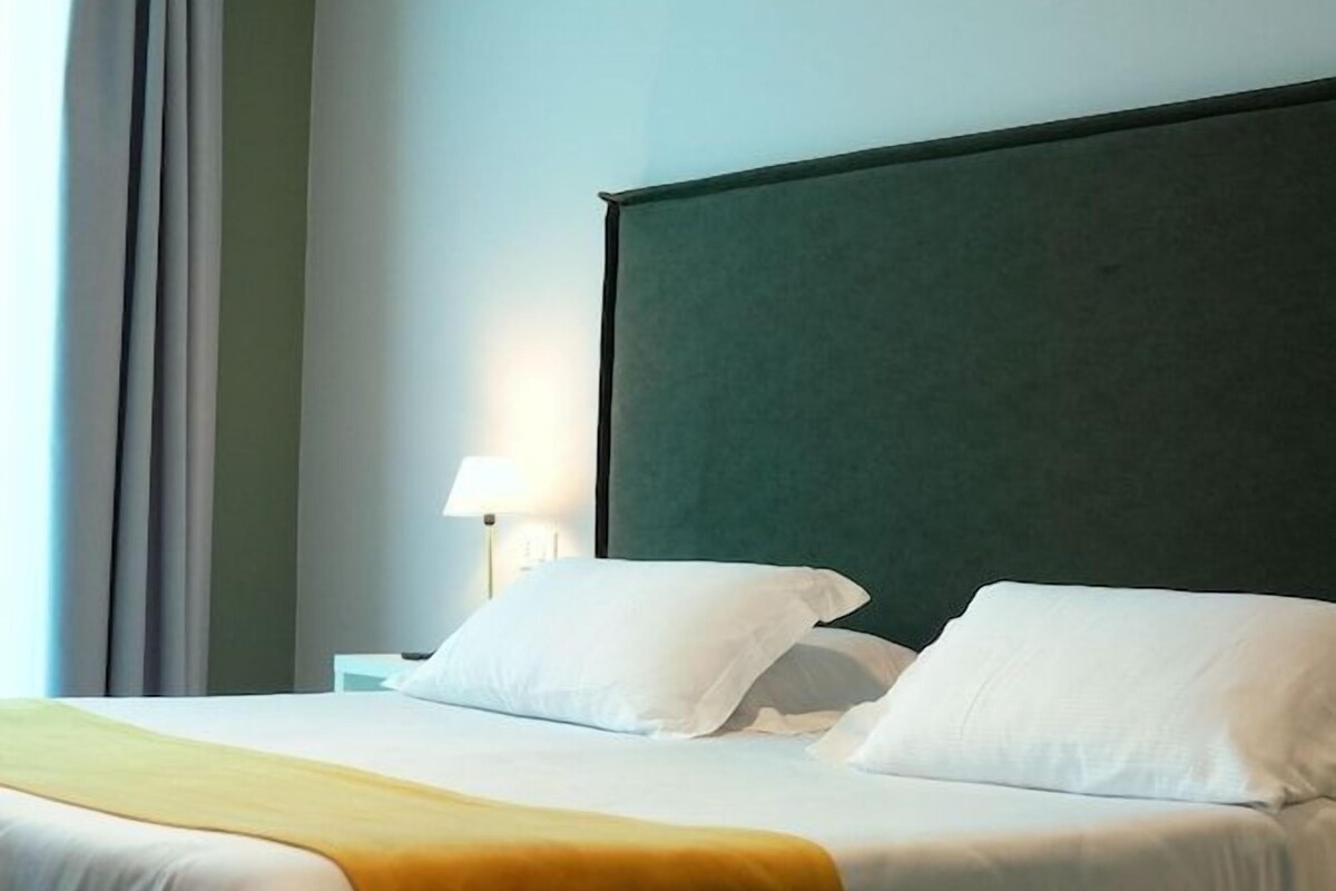 Een minibar, een kluis op de kamer, een bureau, geluiddichte muren