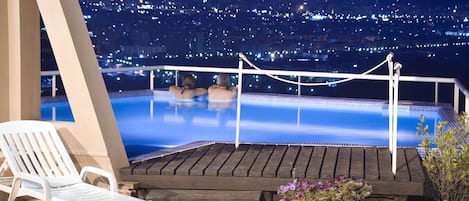 Piscine extérieure (ouverte en saison), parasols de plage
