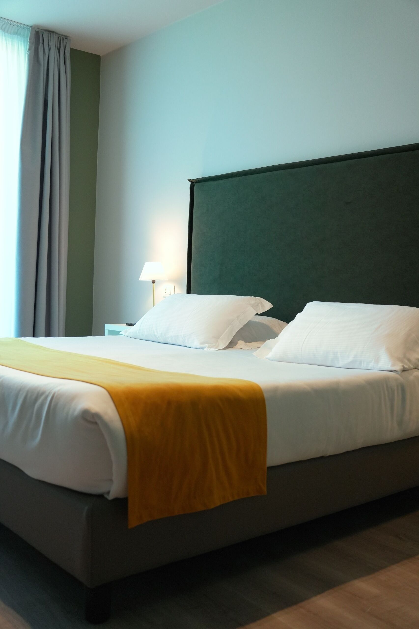 Standard dubbelrum - balkong | Minibar, värdeförvaringsskåp på rummet, skrivbord och ljudisolering