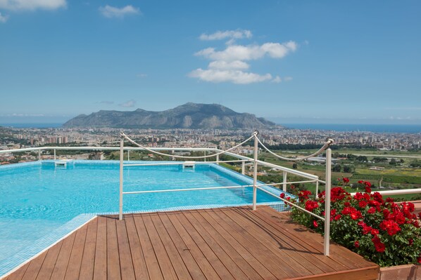 Una piscina al aire libre de temporada (de 09:00 a 20:00), sombrillas