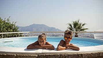 Piscina stagionale all'aperto, ombrelloni da piscina, lettini
