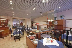 Bữa sáng buffet hàng ngày (7 EUR/mỗi người) 