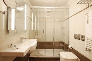 Ducha, artículos de tocador gratuitos, secador de pelo, pantuflas