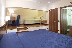 Quadruple Room | Minibar, in-room safe, desk, soundproofing