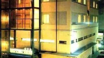 Fassade der Unterkunft – Abend/Nacht