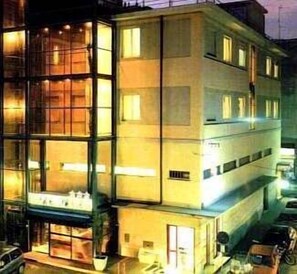 Front of property – evening/night - Hotel Iris (Genoa)