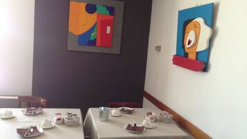 Se ofrece un desayuno bufé (10.00 EUR por persona)