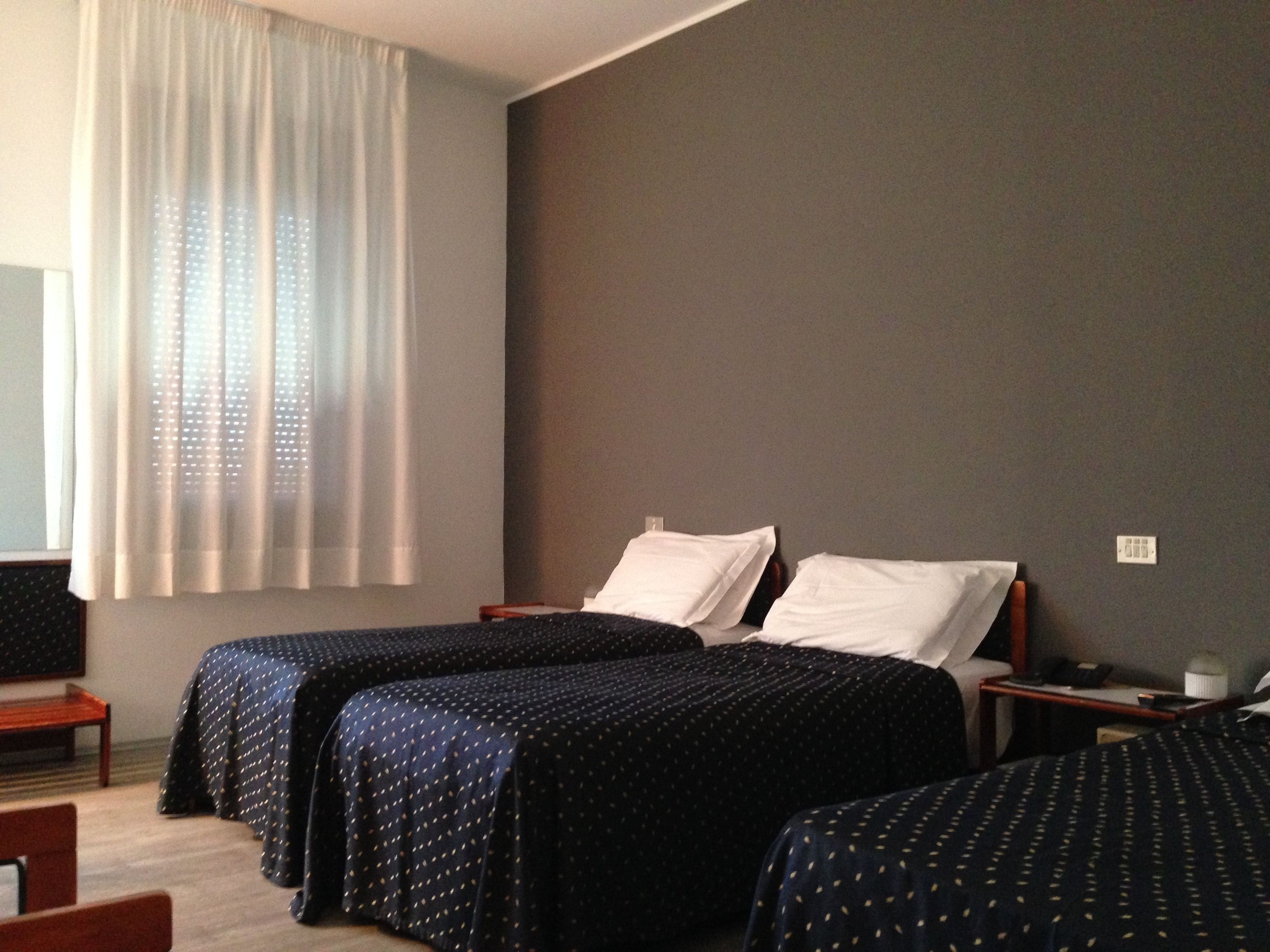 Caja fuerte, escritorio, espacio para trabajar con un portátil