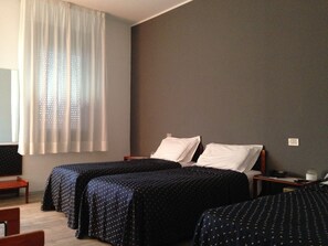 客房内保险箱、办公桌、笔记本电脑工作区、隔音