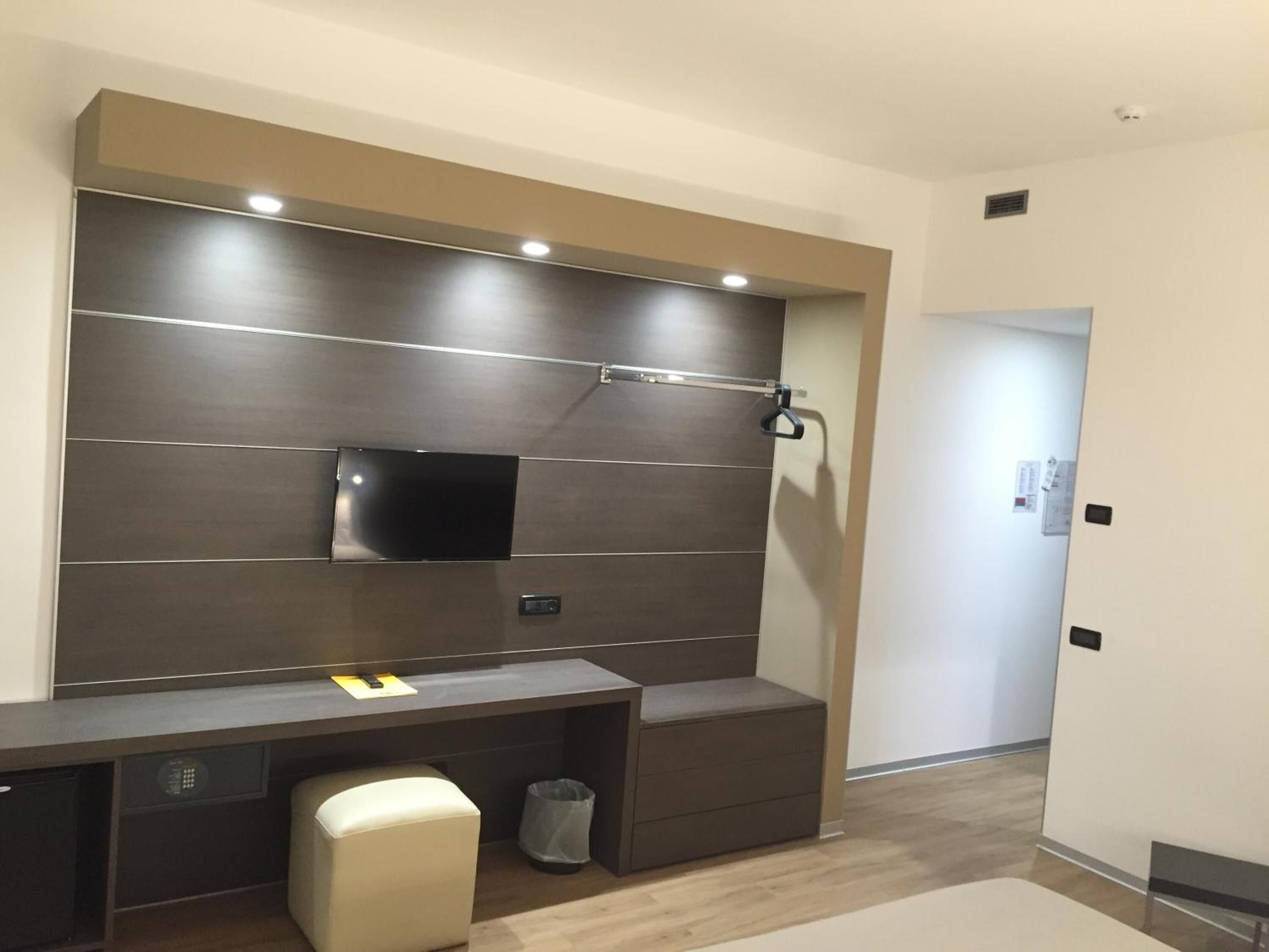 1 bedroom, in-room safe, desk, soundproofing