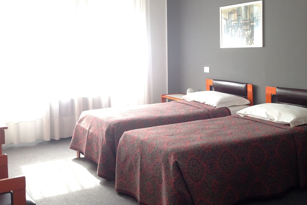 Een kluis op de kamer, een bureau, een laptopwerkplek