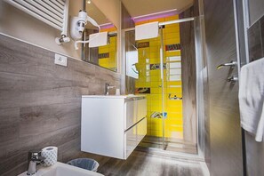 Habitación exclusiva con 1 cama doble o 2 individuales | Baño | Ducha, artículos de higiene personal gratuitos y secador de pelo